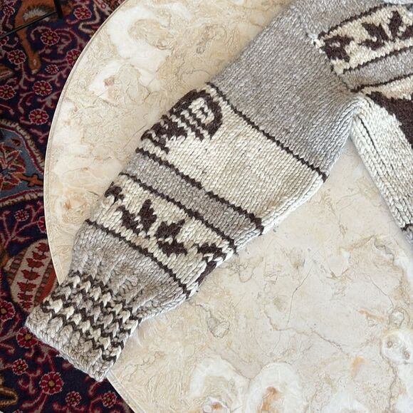 Authentic 100% Wool Handcrafted Cowichan Sweater Indigenous Killer Whales - Picture 9 of 11